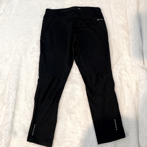 Cropped dri-fit Nike leggings (black) with reflectors and back pocket - Picture 3 of 9